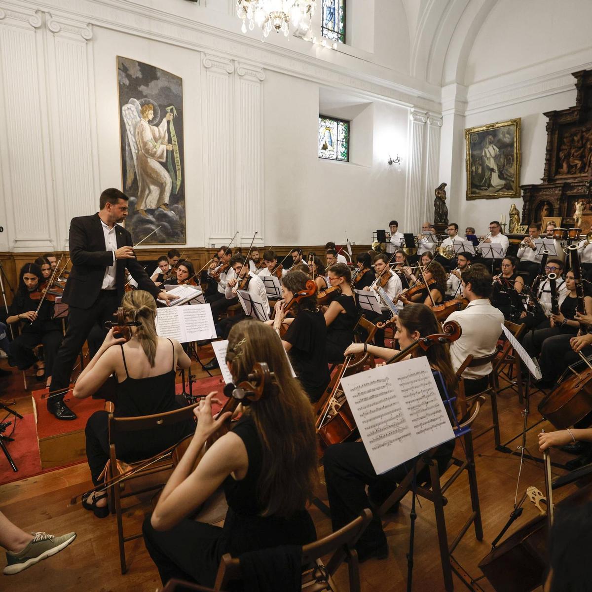 Pedro Ordieres dirige el pasado julio el concierto fin de curso de la Universidad