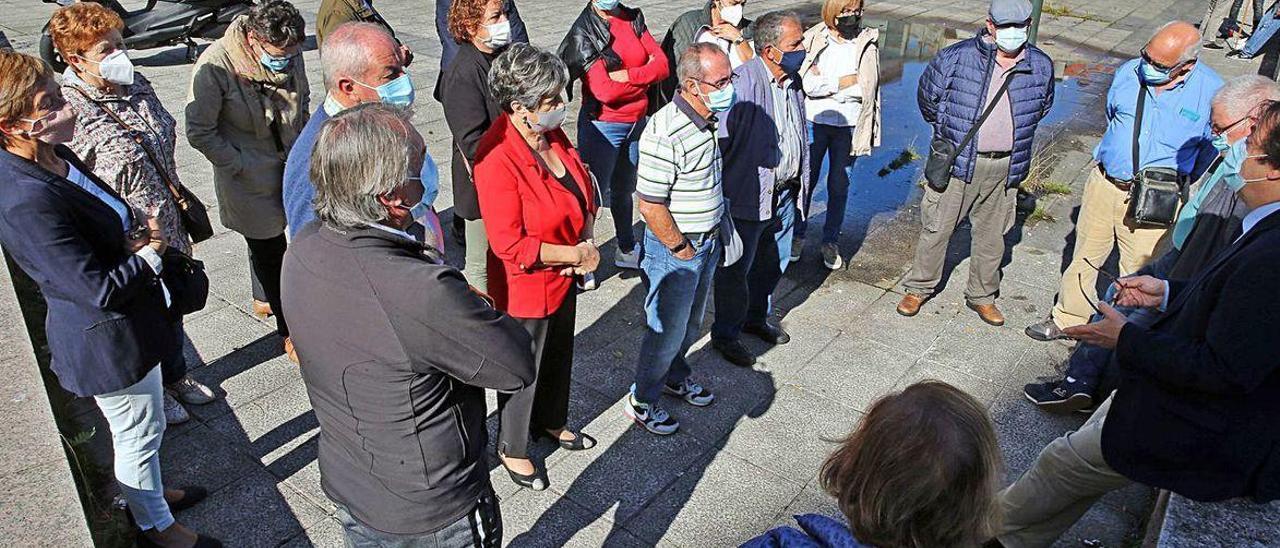 Los extrabajadores de la antigua fábrica de GEA, junto a su abogado, este pasado viernes.