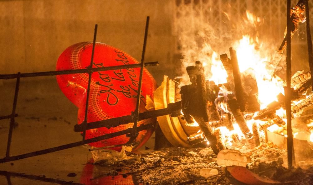 «Amor-Dolor», primer premio de la categoría Especial, arde pasada la una de la mañana bajo la atenta mirada de cientos de personas y una comisión emocionada