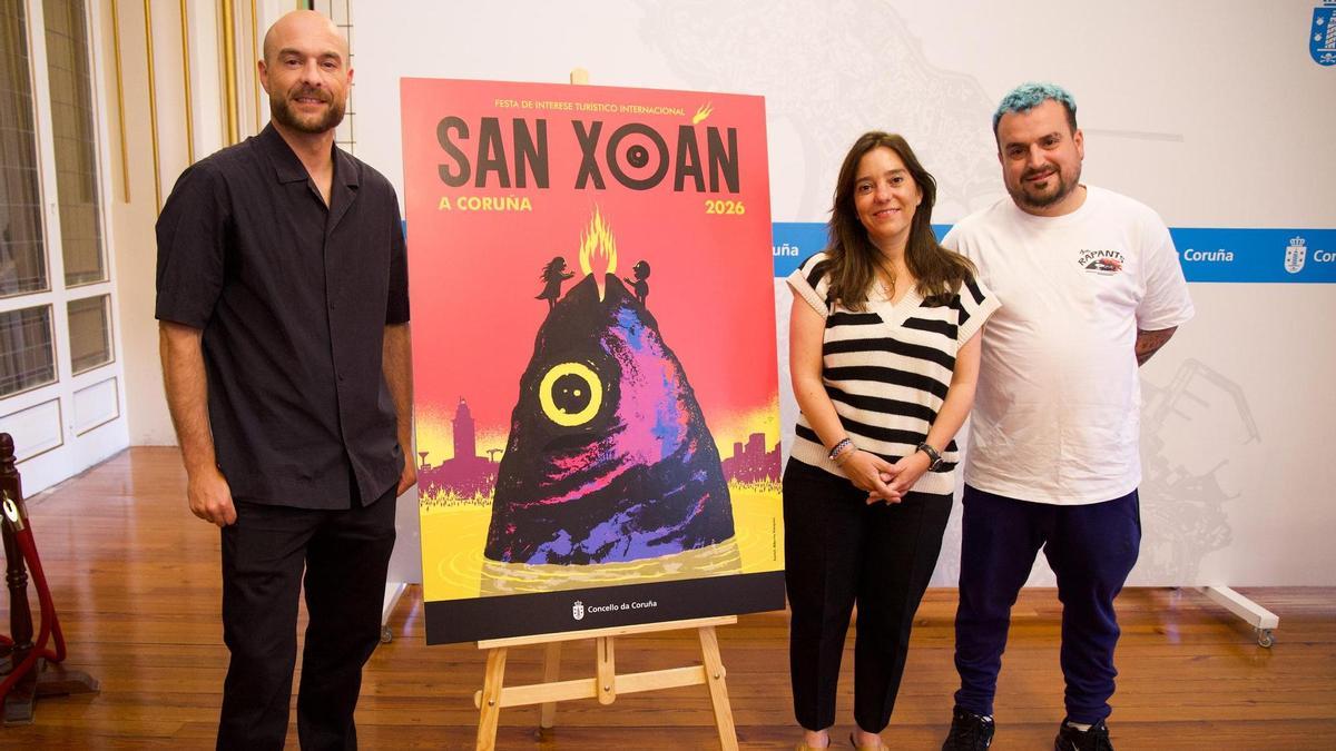 El dibujante Alberto Vázquez, la alcaldesa Inés Rey y el creador de contenido Champi Muros con el cartel