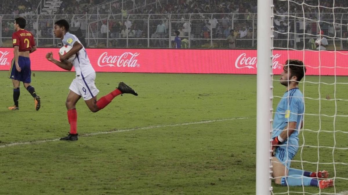 Brewster se apresura con el balón tras iniciar la remontada inglesa.