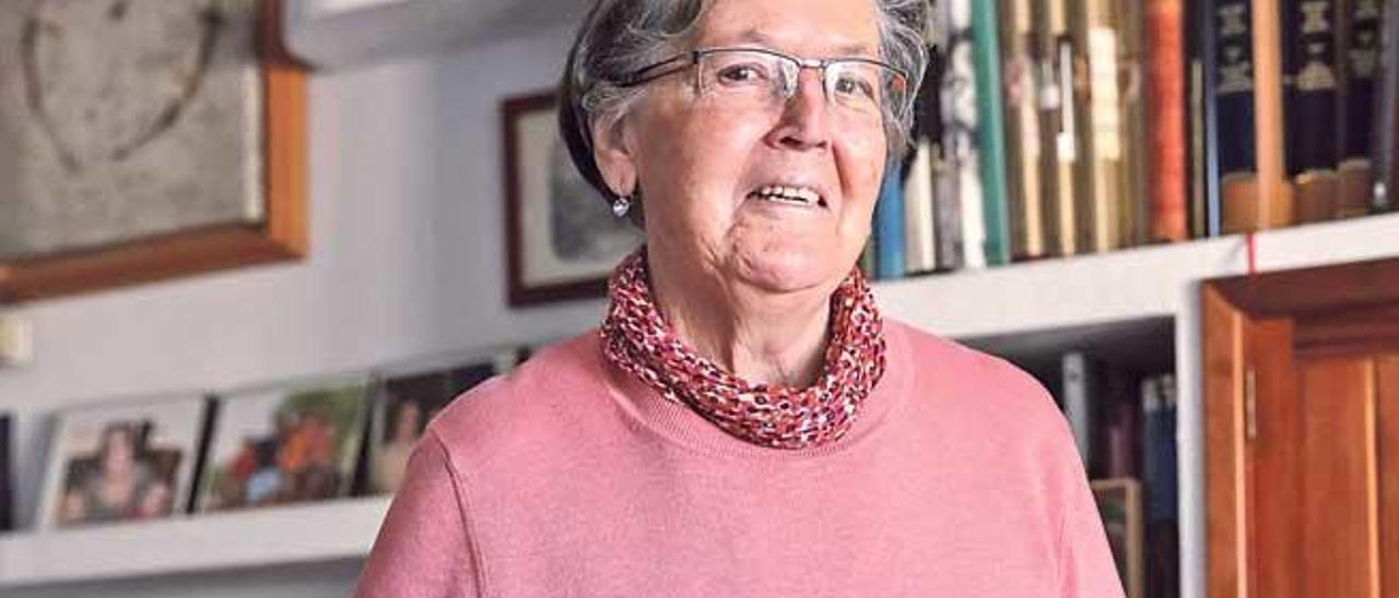 Antonia Rosselló es hoy una profesora jubilada, con una intensa vida familiar y cultural.