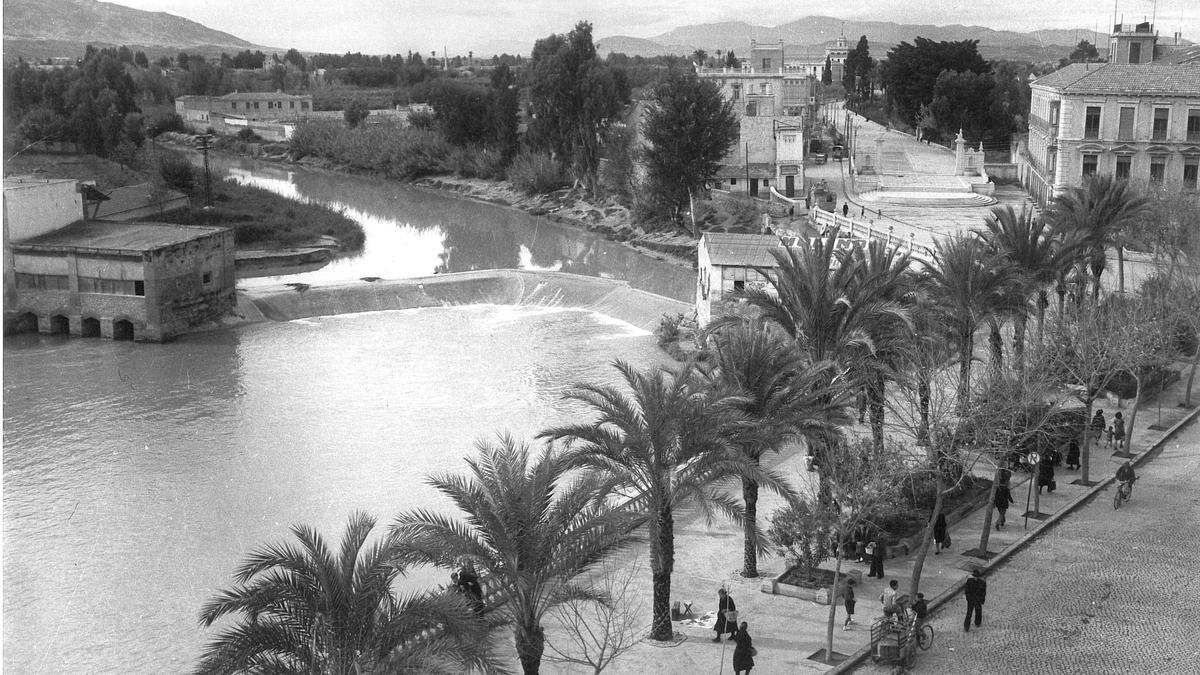 Aspecto que presentaba la zona, junto al río, en una foto antigua conservada en el Archivo.