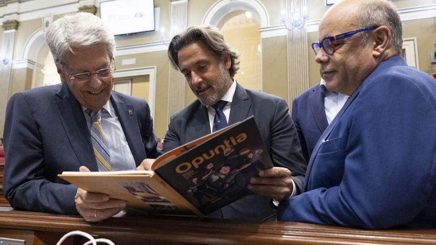 Julio Pérez, Gabriel Matos y el nacionalista José Miguel Barragán ojean un cómic editado por el Parlamento. | | MIGUEL BARRETO/EFE