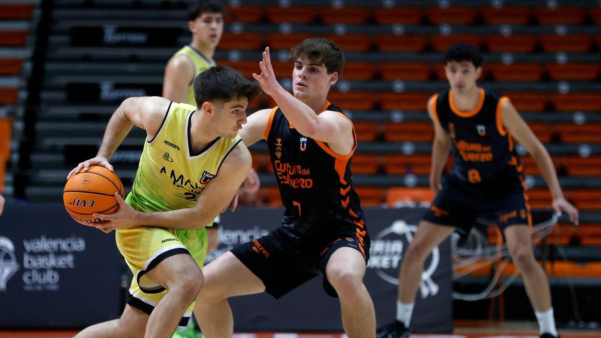 Lance de juego en el duelo entre Valencia Basket y Amara Lleida