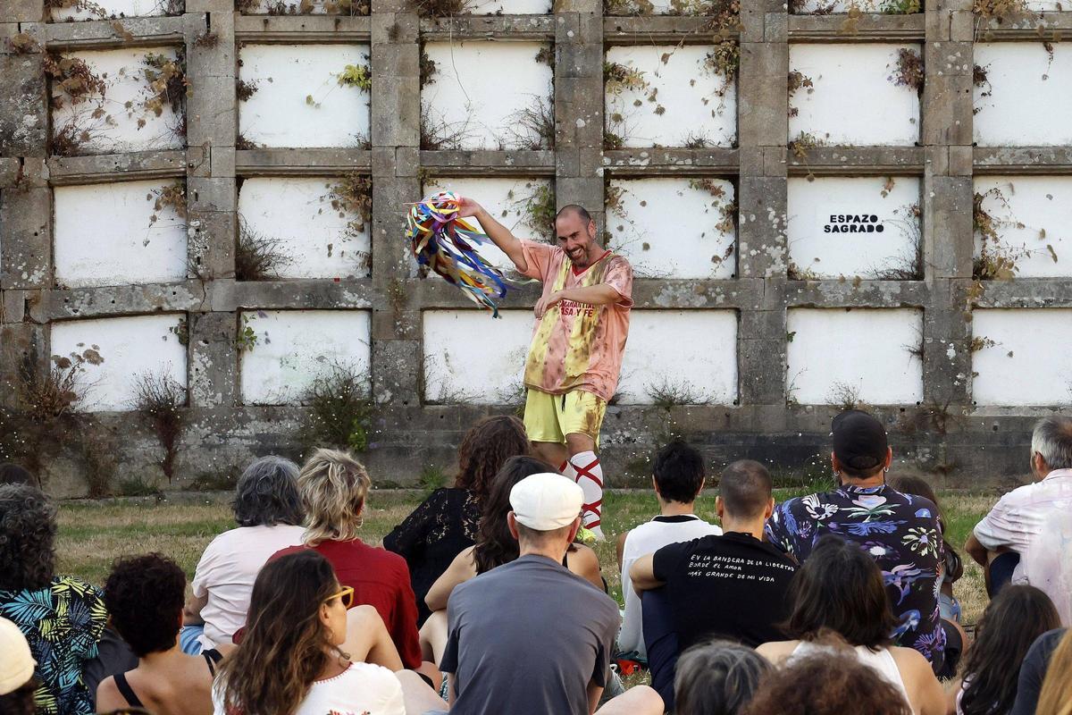 El cementerio de Bonaval se transformó en un gran escenario para el arte de la danza