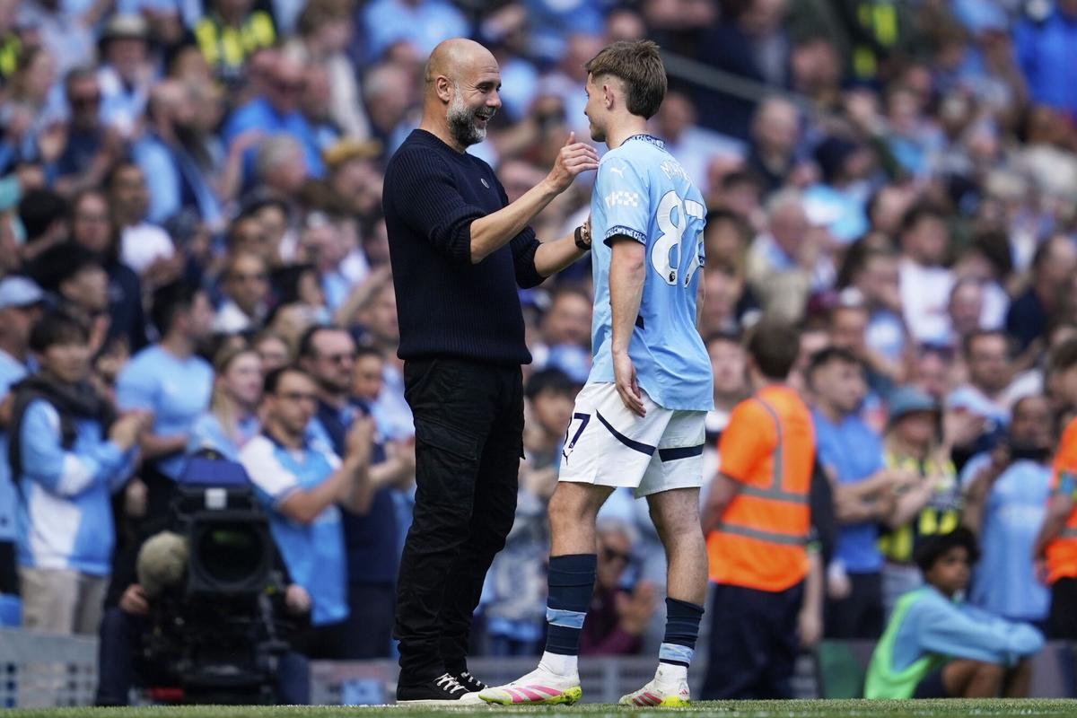 Manchester City's head coach Pep Guardiola greets James McAtee as he is substituted during the English Premier League soccer match between Manchester City and Crystal Palace at the Etihad stadium in Manchester, England, Saturday, April 12, 2025. (AP Photo/Dave Thompson) Associated Press/LaPresse