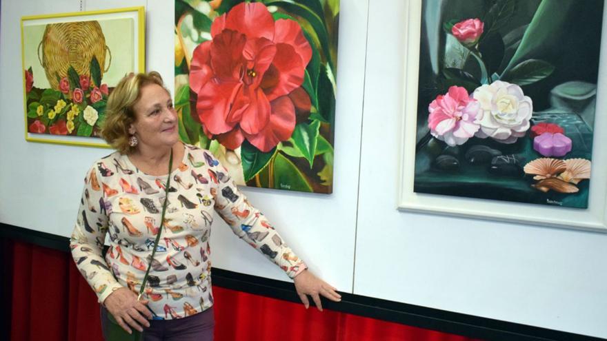 Los cuadros de Rosa Crespo ya enriquecen la feria de la camelia de Mulleres Rurais Albor