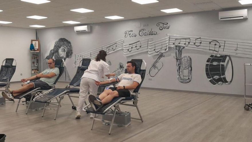 &quot;Tres Caídas&quot; materializa su labor solidaria con una colecta de sangre | C. T.