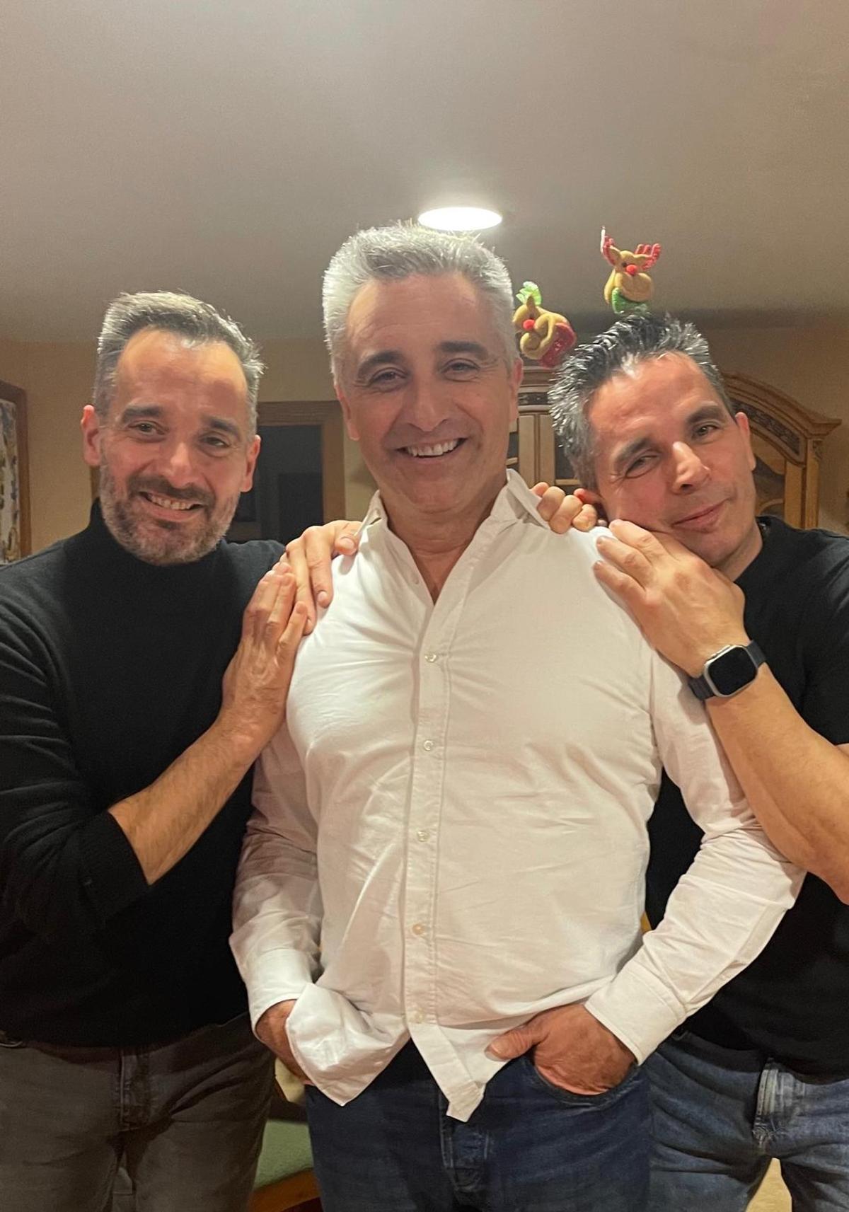 Fernando flanqueado por sus hijos Fernando y Óscar