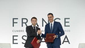 Archivo - El presidente de Francia, Emmanuel Macron (i) y el presidente del Gobierno, Pedro Sánchez (d), posan tras la firma de un Tratado de Amistad entre sus respectivos países, durante la XXVII Cumbre Hispano-Francesa