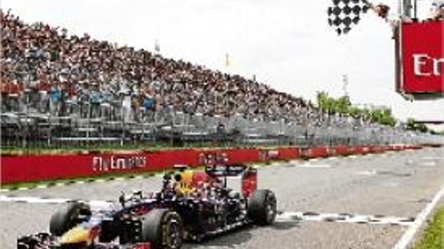 Ricciardo en el moment de passar la línia de meta