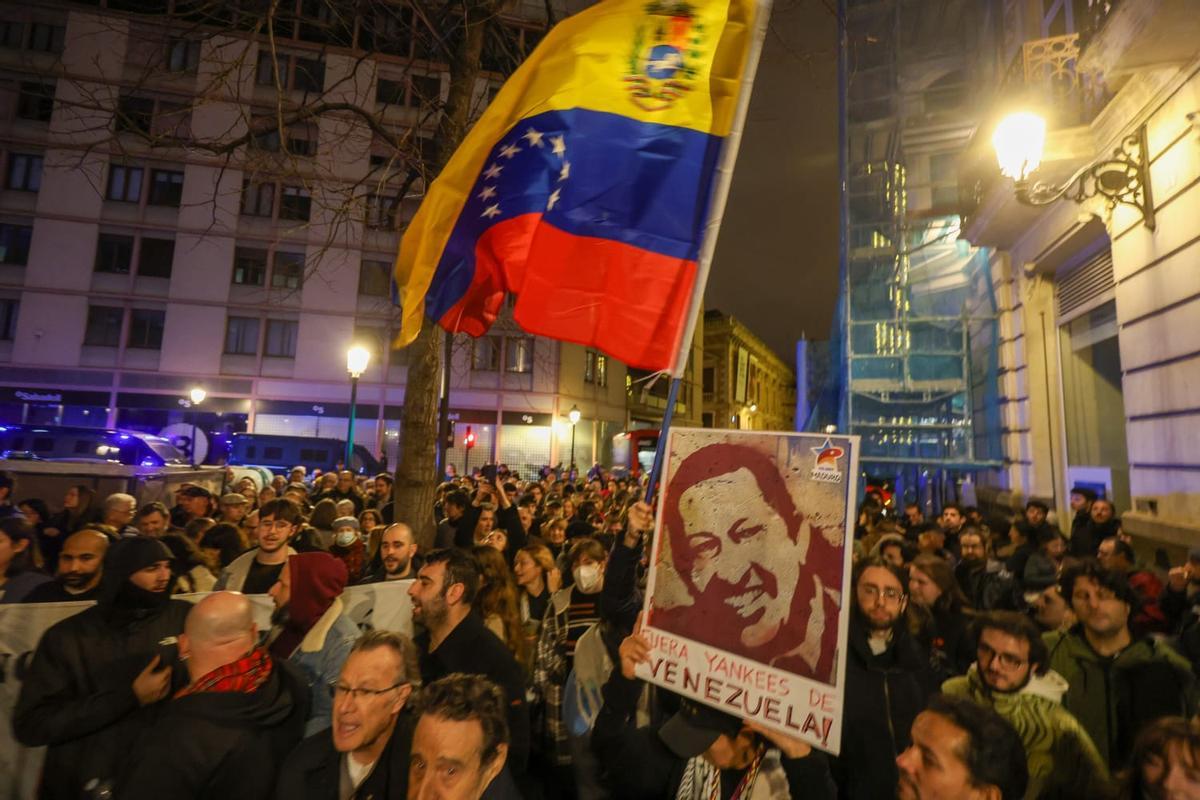 Así ha sido la concentración en el consulado de USA en València tras la captura de Nicolás Maduro