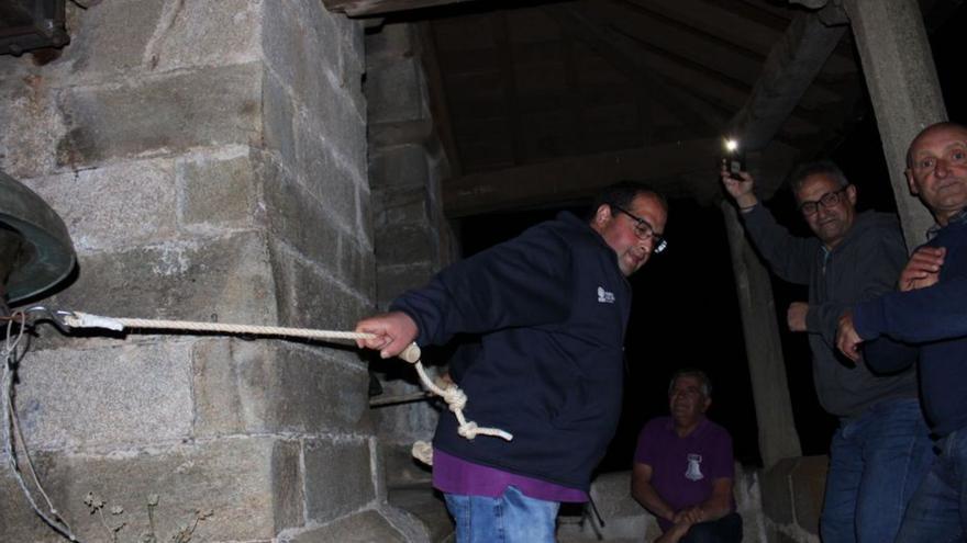 Primer repique al anochecer en un pueblo de Zamora