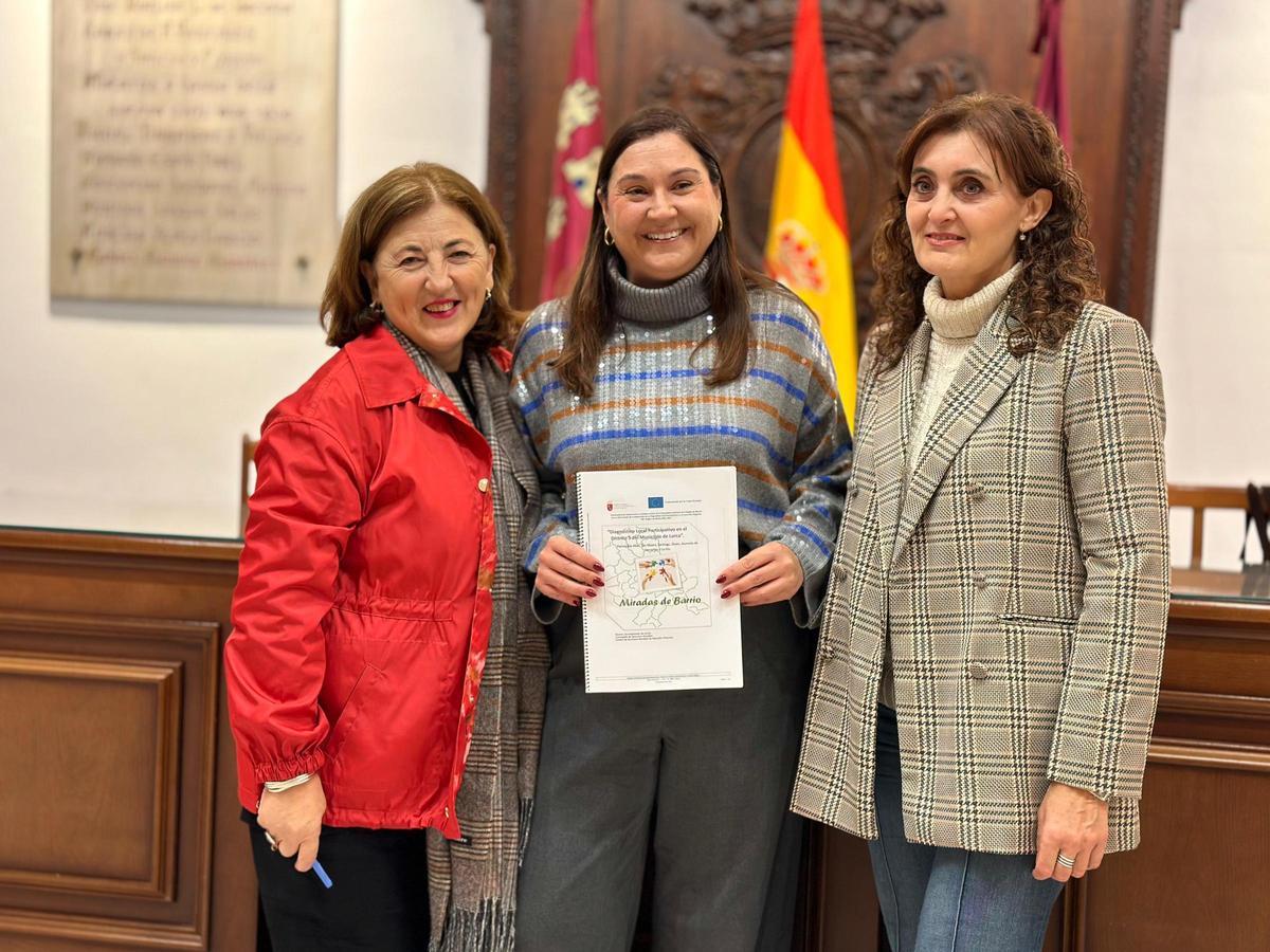 María Castillo, en el centro, junto a personal de Servicios Sociales.