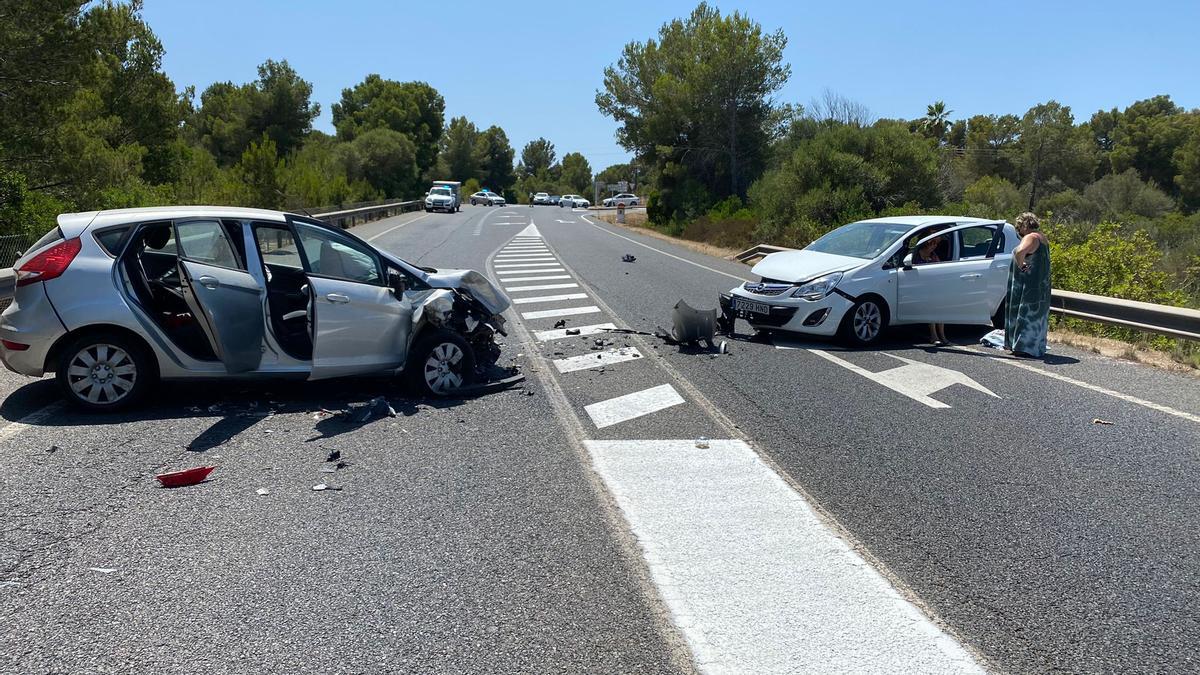 Los dos coches atravesados esta tarde tras chocar en la carretera de Cap Blanc