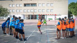 Alumnos del instituto Joanot Martorell de Esplugues, en el patio del centro esta semana.