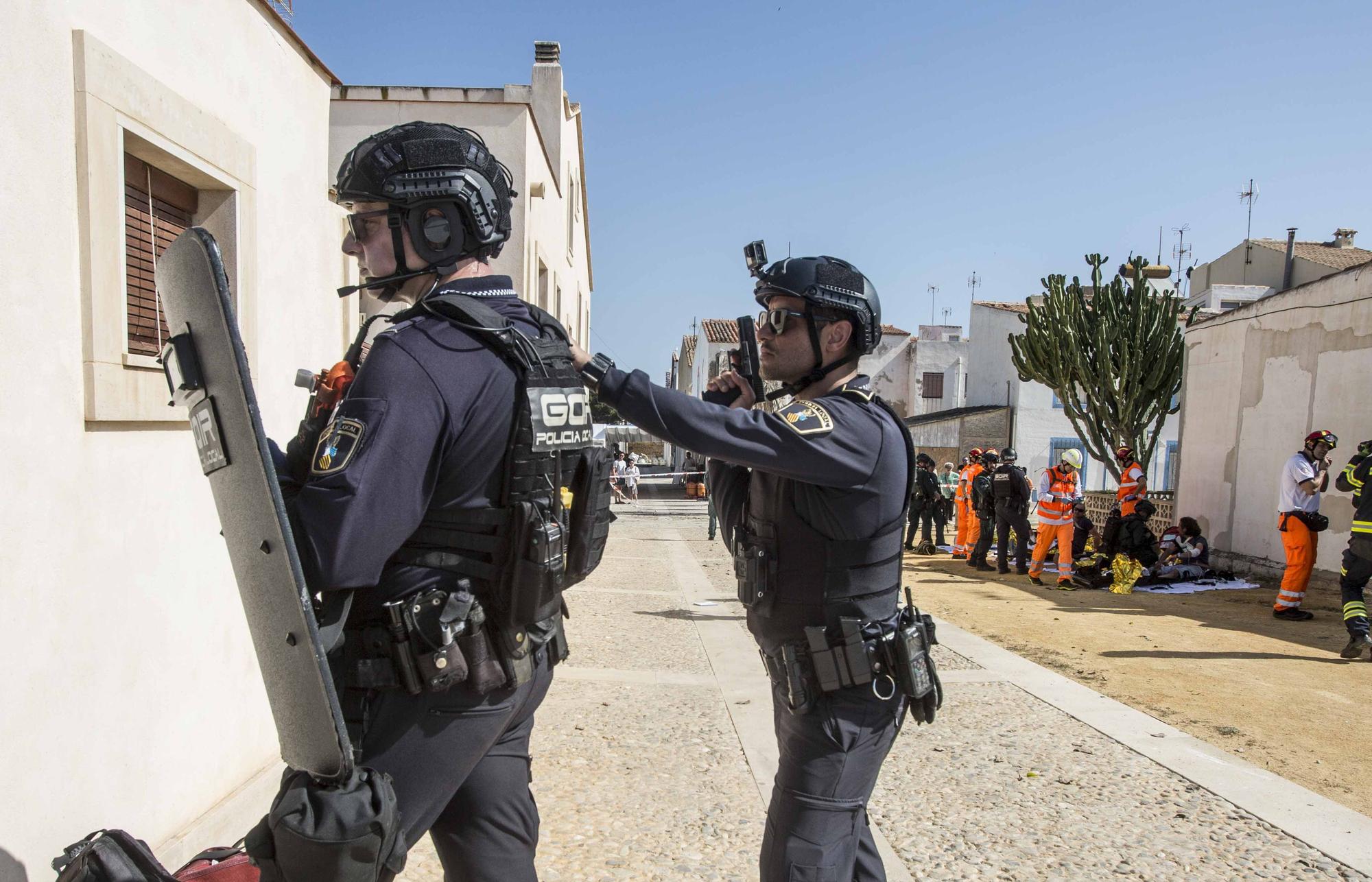El GAR de la Guardia Civil y el Servicio de Prevención y Extinción de Incendios de los Bomberos de Alicante protagonizan en Tabarca un llamativo simulacro de emergencia