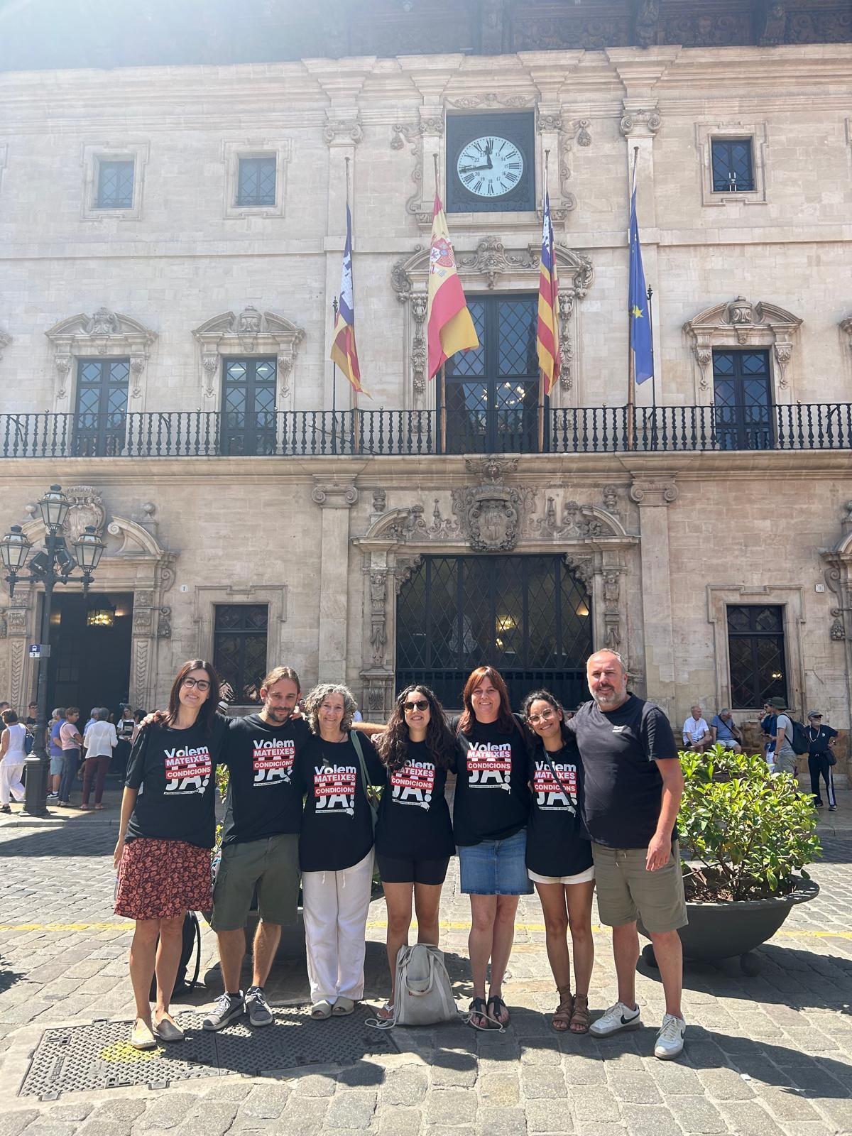 Trabajadoras de las 'escoletes' y sindicatos, contentos en Cort tras el principio de acuerdo.