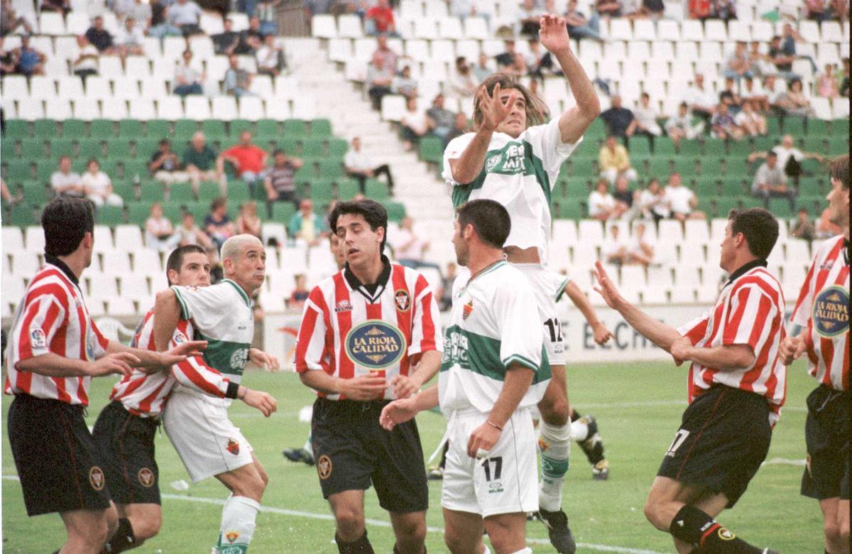 Los aficionados han echado en falta un patrocinador retro, como Terra Mítica a inicios del 2000, o algún detalle más de color, por ejemplo, en el  cuello