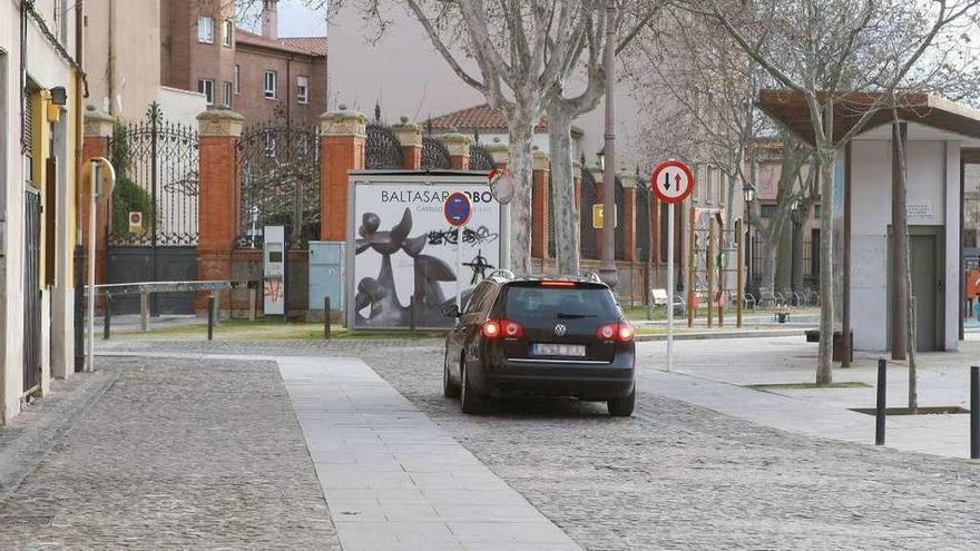 Un vehículo circula junto al parking de San Martín, con la nueva señalización.