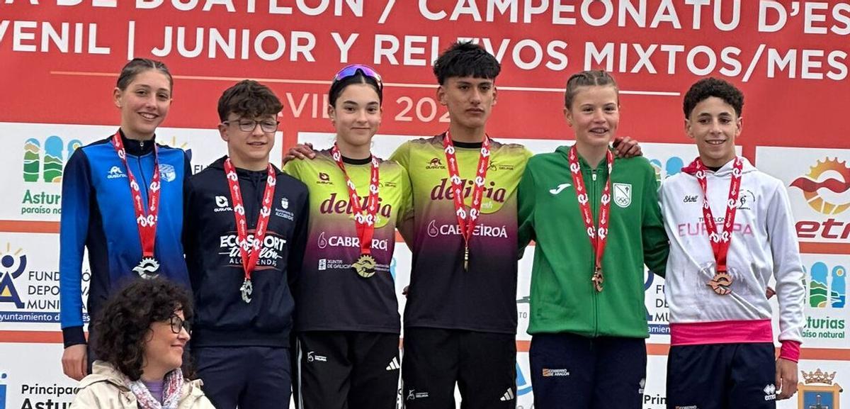 Adriana Solanes Valero, de Daimús, vestida de azul a la izquierda, en el podio nacional de duatlón