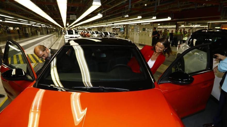 La ministra de Industria, Reyes Maroto, esta mañana en la planta de Stellantis en Figueruelas.