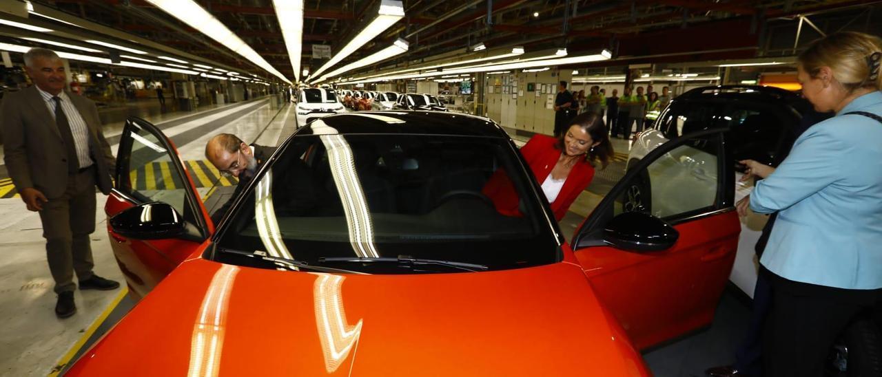 La ministra de Industria, Reyes Maroto, esta mañana en la planta de Stellantis en Figueruelas.