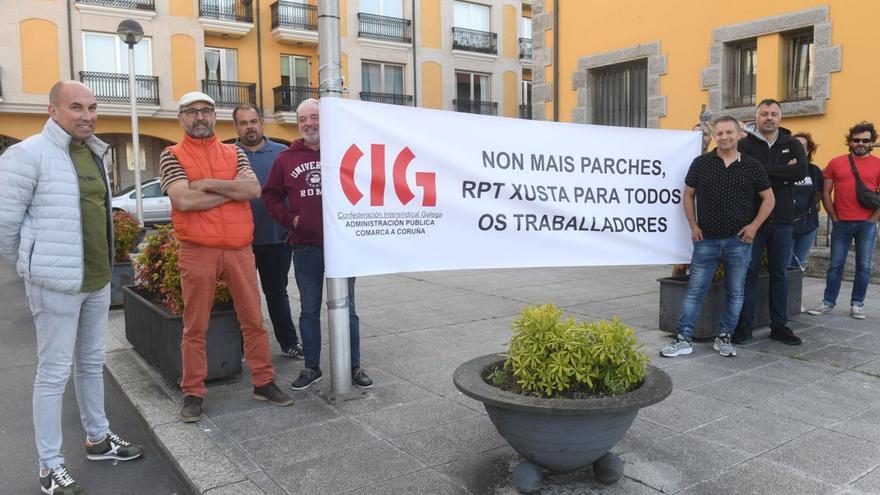 Trabajadores municipales a la entrada de Ayudantía para reclamar una “RPT justa”.   | // CARLOS PARDELLAS