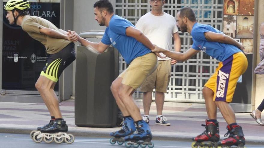 Tres patinadores, en una carrera en Murcia.