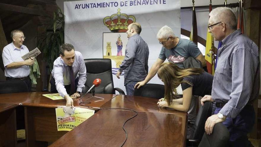 Alcaldes y miembros del Movimiento por la Defensa de la Sanidad Pública ayer por la tarde.