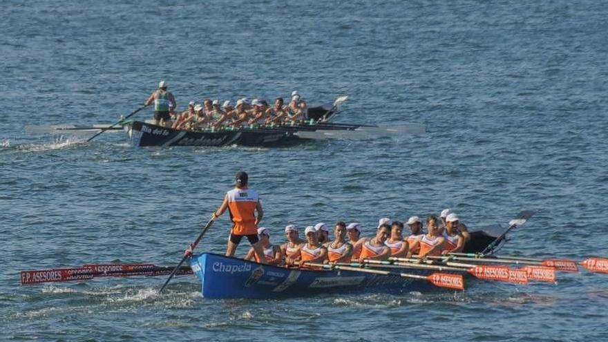 La trainera de Chapela, en primer término, durante una regata en aguas de Vilaxoán. // Iñaki Abella