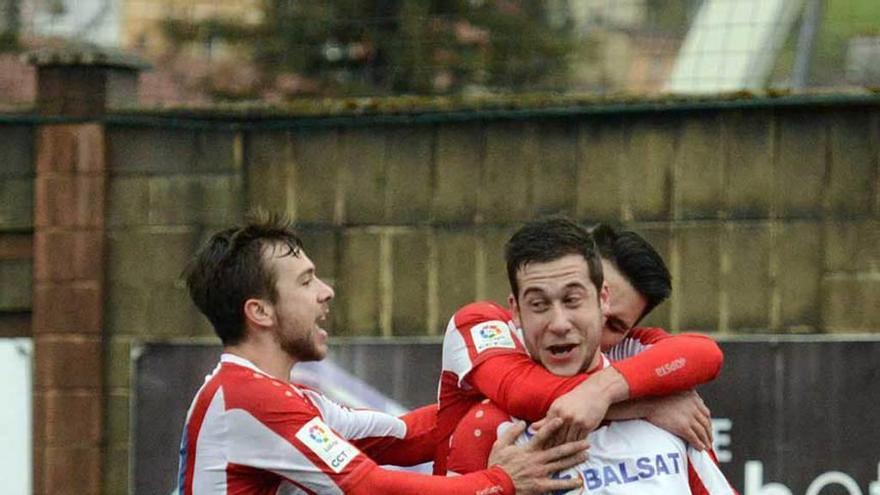 Trelles es felicitado por sus compañeros tras marcar el primer gol.