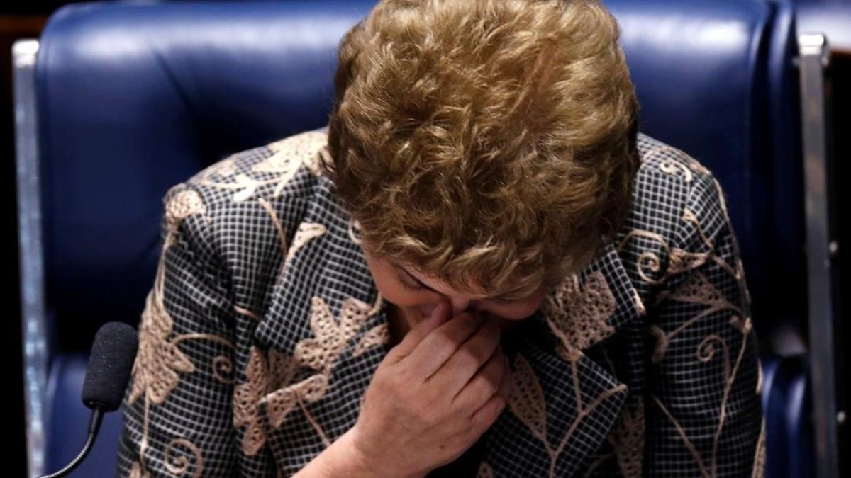 La presidenta suspendida del Brasil, Dilma Rousseff, acude a la última sesión debate del juicio político que debe determinar si continúa o no al poder.