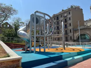Barcelona renueva los Jardins de Sant Pau del Camp del Raval: ganan juegos infantiles y nuevas actividades