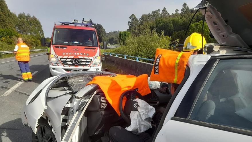 Tres heridos tras una colisión entre un coche y un camión en la A-6 a la altura de Aranga