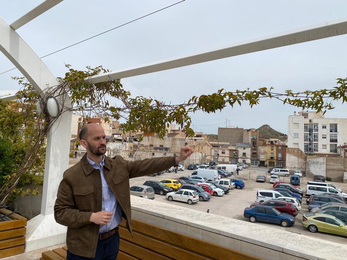 José Ángel Ponce contempla el solar destinado a acoger la infraestructura sanitaria.