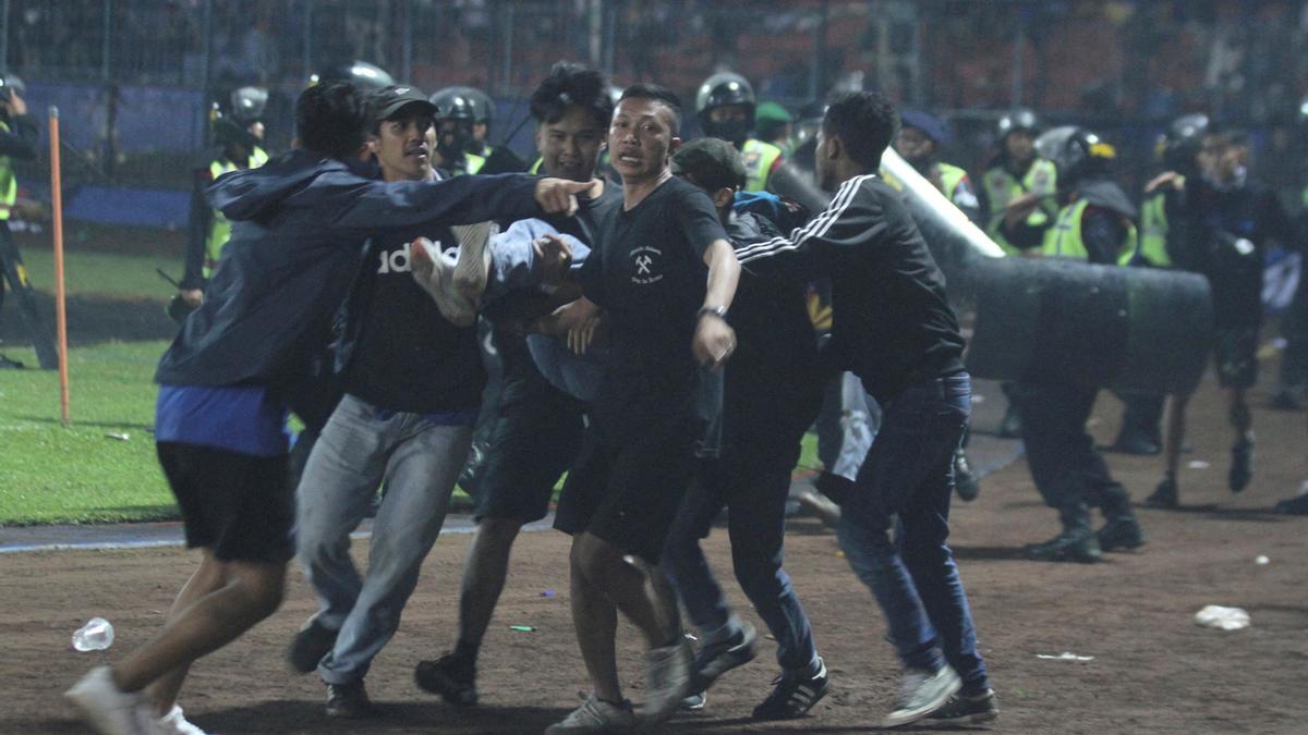 Trágica avalancha en un estadio de fútbol en Indonesia