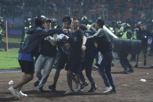 Las imágenes de la trágica avalancha que ha dejado decenas de muertos en un estadio de fútbol en Indonesia