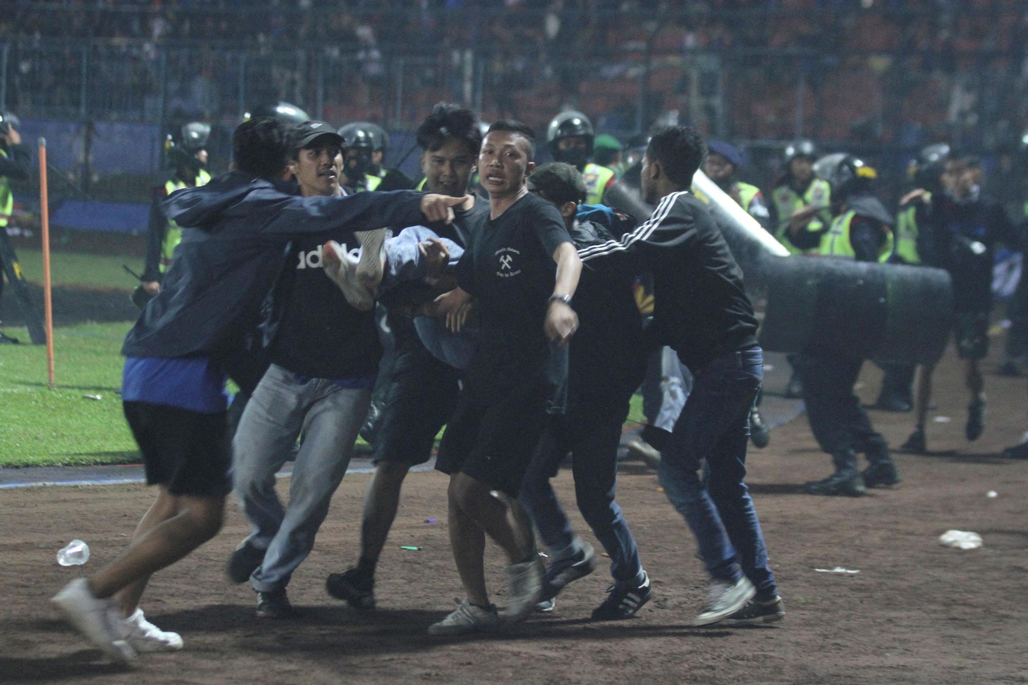 Las imágenes de la trágica avalancha que ha dejado decenas de muertos en un estadio de fútbol en Indonesia