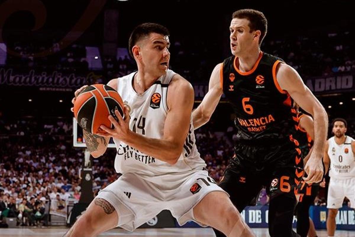 Gaby Deck, en una acción de la primera mitad ante el Valencia Basket