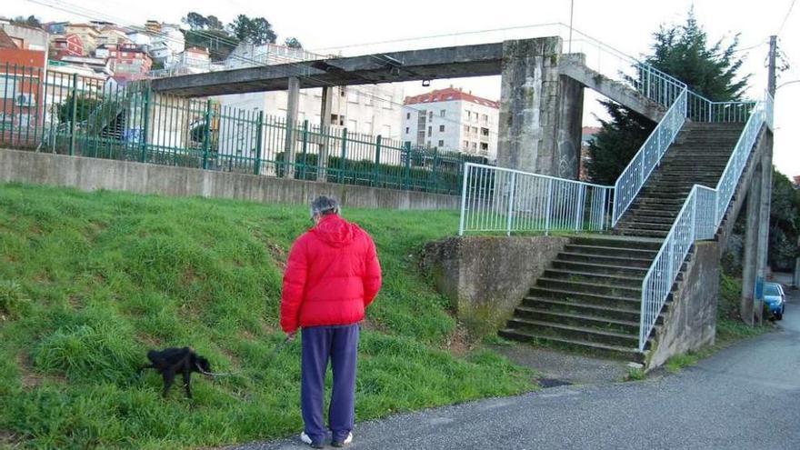 La pasarela sobre las vías del tren en la zona de Cubillón, en Chapela, que será reformada. // FdV