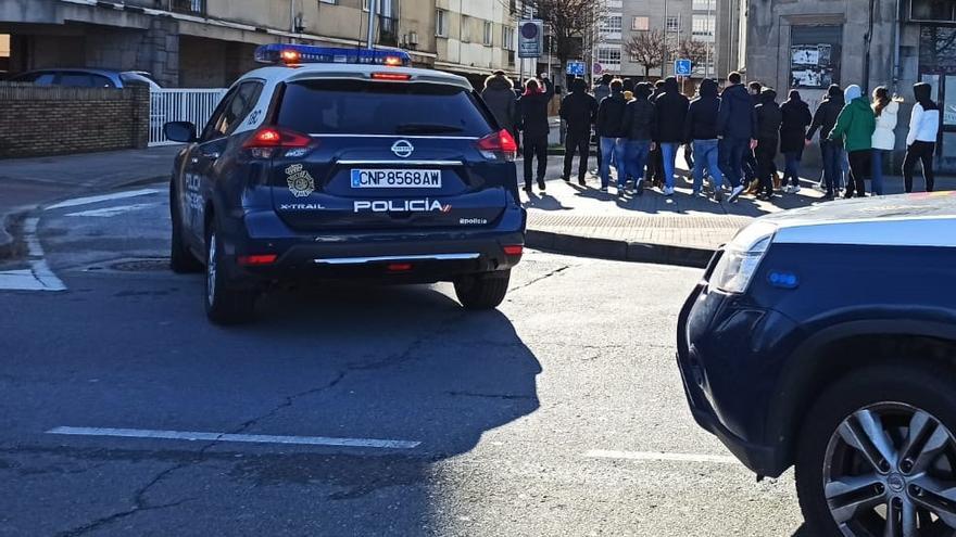 Una anterior intervención policial conduciendo a un grupo de aficionados en Pontevedra.