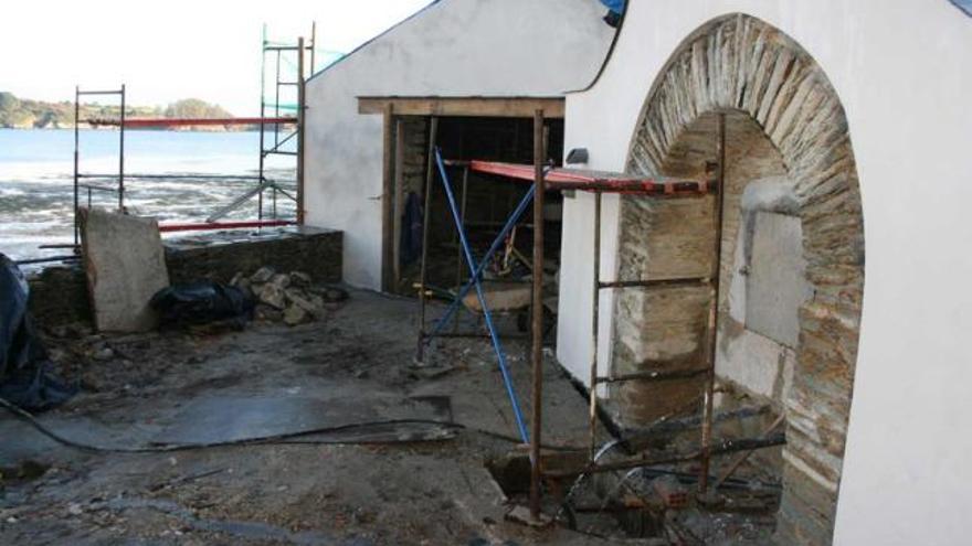Trabajos de restauración de la fuente y el lavadero ubicados junto a la ensenada de La Linera.