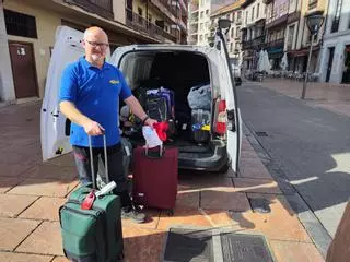 Celestino Díaz conduce un "TaxiCamino", siempre lleno de maletas: "La temporada de peregrinos cada vez es más larga"
