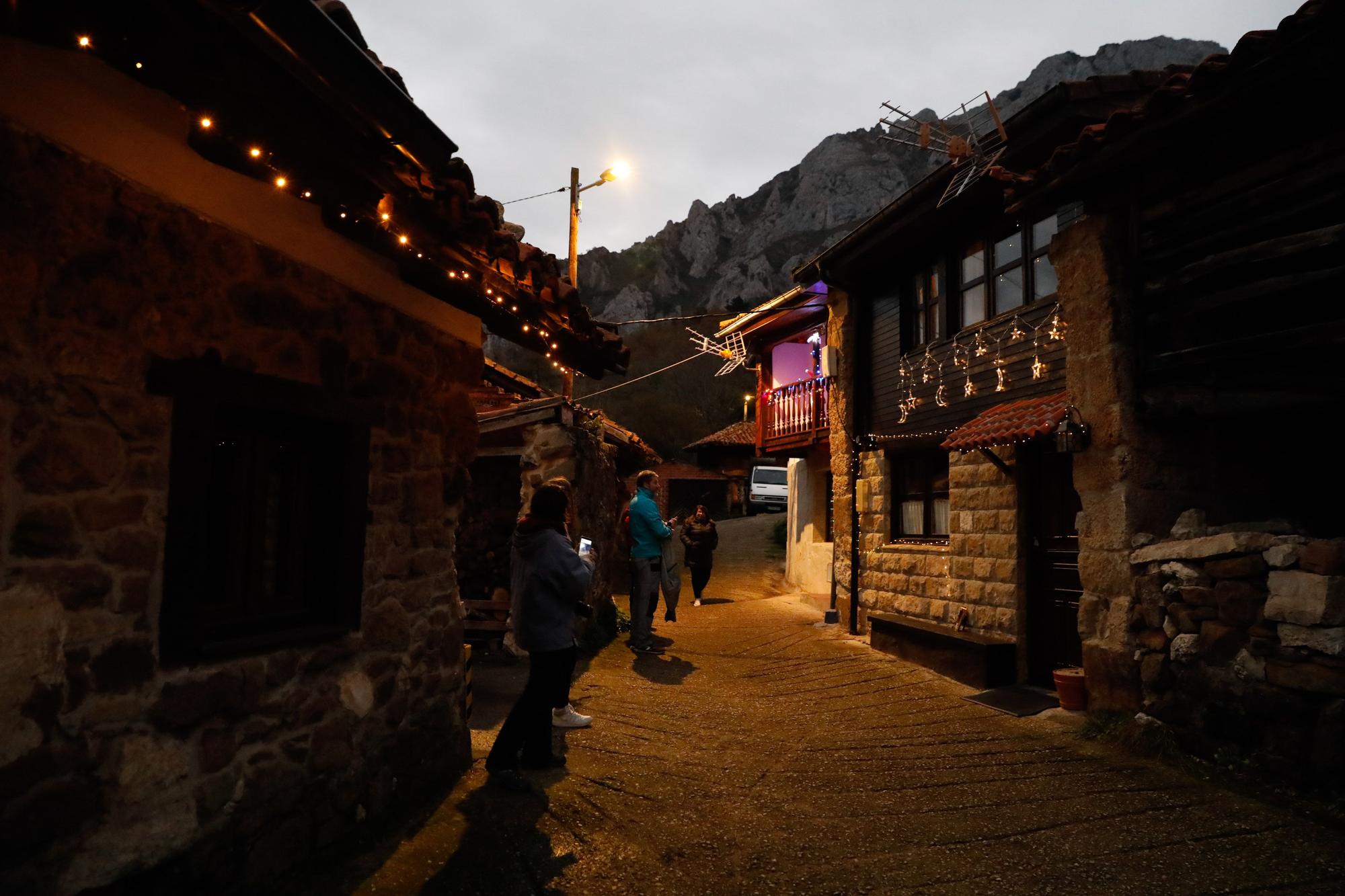 El pueblo más navideño del mundo está en Quirós: así se ilumina Aciera