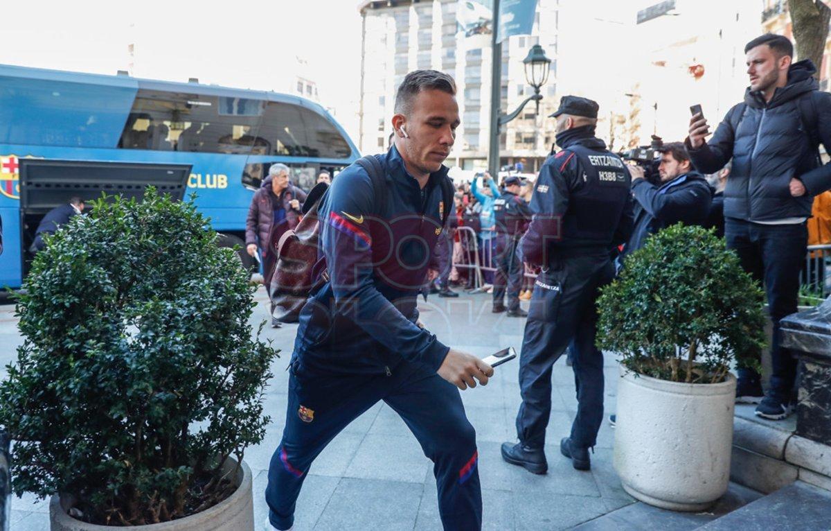 La expedición del FC Barcelona llega al hotel de concentración en Bilbao para enfrentarse al Athletic de Bilbao en el partido de cuartos de final de la Copa del Rey.