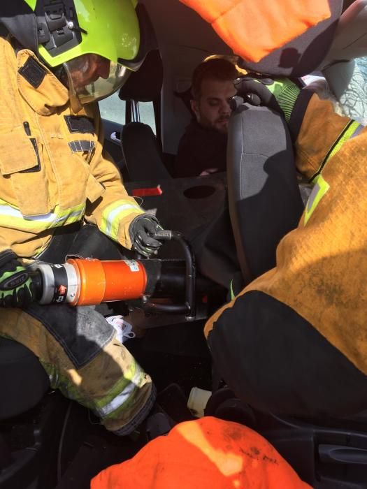 Rescatan a dos personas tras un accidente en Mil Palmeras