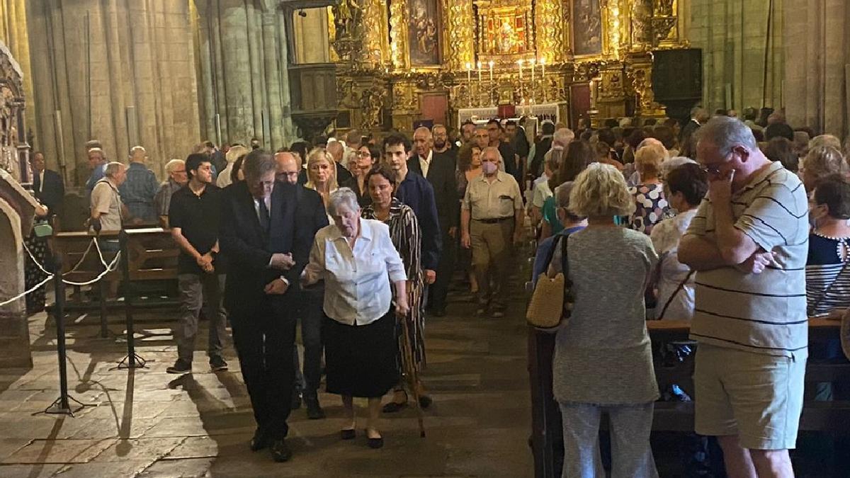 El president de la Generalitat, Ximo Puig, sale de la iglesia acompañado del brazo de su madre, Elodia Ferrer.