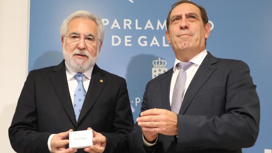 Valeriano Martínez hace entrega de los presupuesto para 2018 en el Parlamento de Galicia